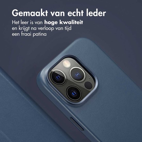 Close-up van een donkerblauwe lederen telefoonhoes, van hoge kwaliteit.