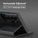 Zwarte lederen bookcase gedraaid in liggende kijkstand.