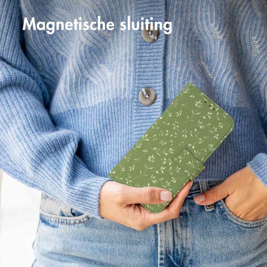 Vrouw die een groen telefoonhoesje met bladerpatroon vasthoudt.