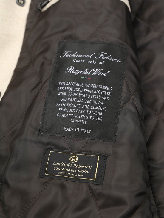 Binnenkant van jas met label 'Technical Fabrics', 'Recycled Wool', 'MADE IN ITALY' en Lanificio Robertex.