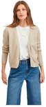 Een vrouw in een beige gebreid vest, wit T-shirt en spijkerbroek, staand.