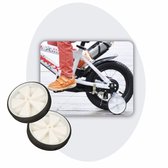 Een kind rijdt op een witte fiets met oranje broek en schoenen. Zichtbaar zijn de steunwielen met witte spaken en zwarte banden.