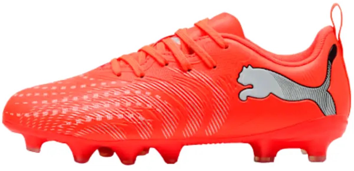 Rode en oranje Puma Future 9 Play FG/AG voetbalschoenen EU 31 met synthetisch bovenwerk en normale tongconstructie.