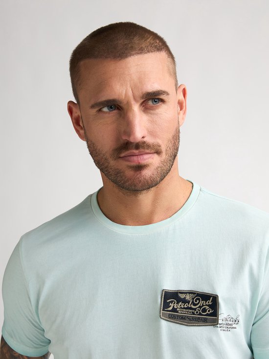Mannen T-shirt in lichtgroene kleur met een Petrol Industries logo patch op de borst.