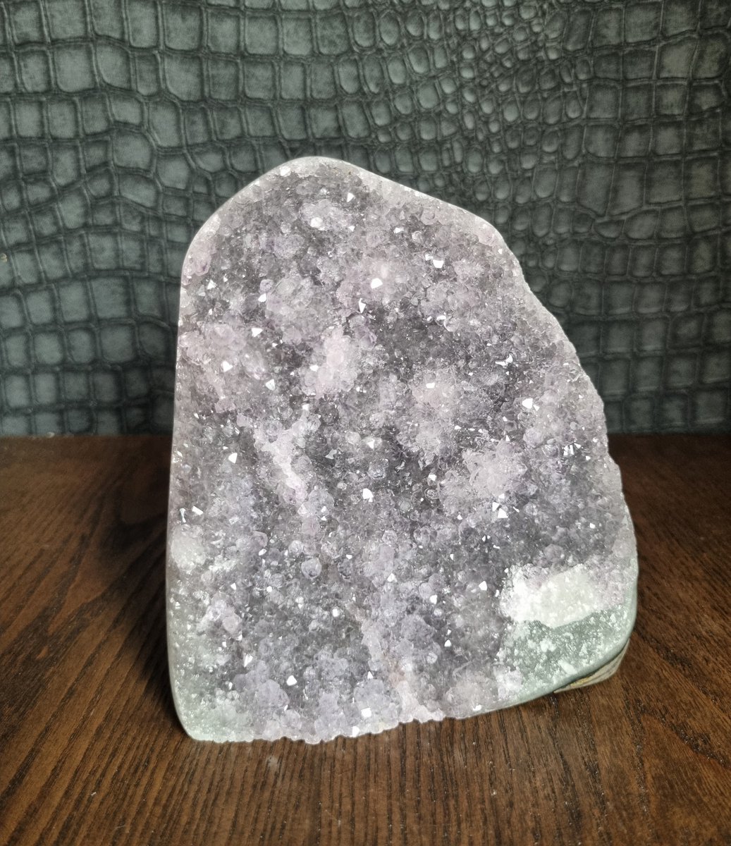 ThaleiaDesign - Amethist op standvlak - Edelstenen en Mineralen - Paars - Spiritualiteit - Woondecoratie