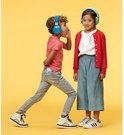 Twee kinderen met koptelefoons, een jongen schreeuwt en een meisje luistert.