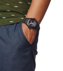Zwarte G-Shock horloge gedragen door een man om zijn pols.