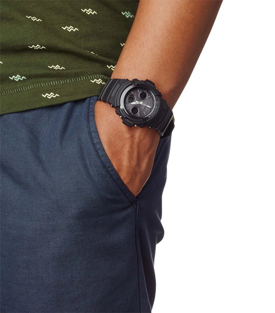 Zwarte G-Shock horloge gedragen door een man om zijn pols.