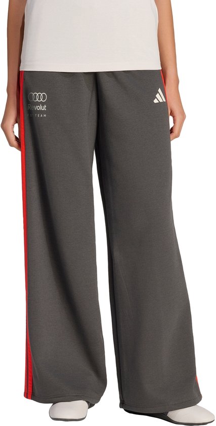 Donkergrijze wijde broek met rode strepen aan de zijkant en op de broekspijpen, met Audi F1 Team-logo.