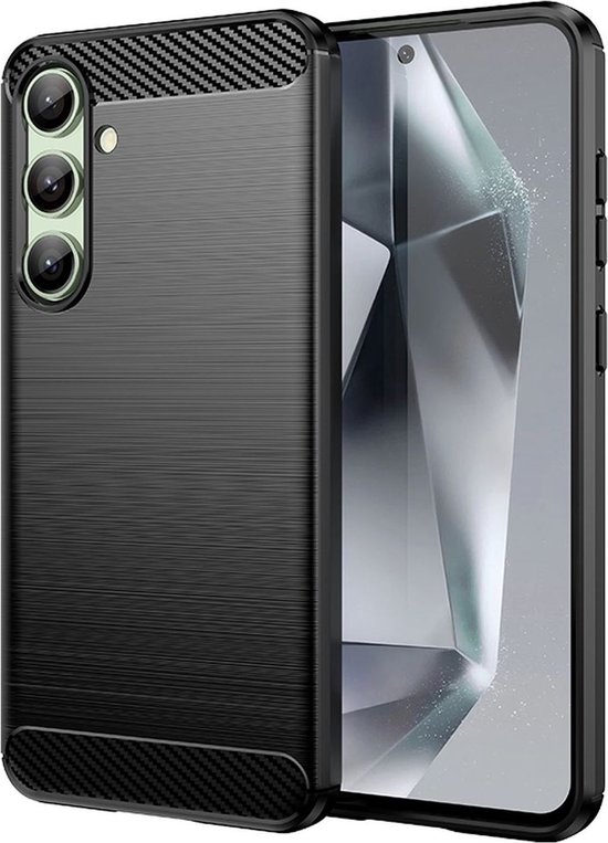 Coque de téléphone noire à texture brossée et côtés aspect carbone, placée à côté d'un smartphone.