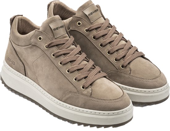 Paar beige suède sneakers met vetersluiting en RHEB-logo op de zijkant.