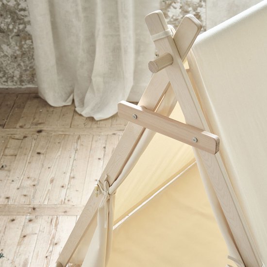 Houten frame van een crèmekleurige tipi tent met een raam, met stoffen gordijnen die dichtgebonden zijn.