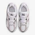 Bovenkant van witte Nike sneakers met zilveren details en zwarte Nike swooshes.