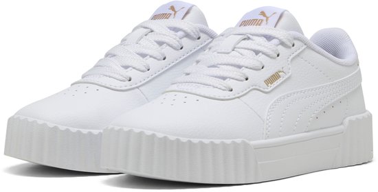 Een paar witte Puma sneakers met gouden logo's, gezien vanaf de voorkant en de zijkant.