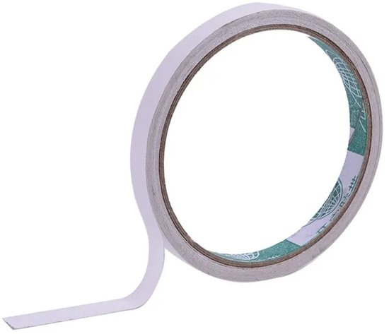 Rol dubbelzijdige witte tape, 0.5 cm breed, met groen-witte tekst op de binnenkant.