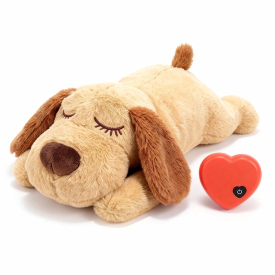 Bruin, slapend hondenknuffeltje met bruine oren, met een rood hartje ernaast