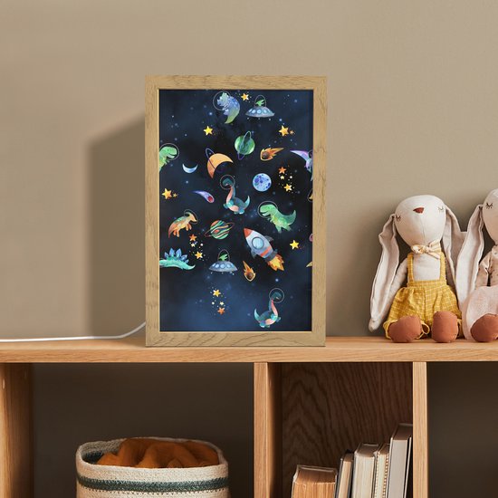 Nachtlampje 20x30 cm - Kinder lampje - Ruimte - Dino - Dinosaurus - Jongens - Tafellamp kinderkamer - Slaapkamer lamp - Bedlamp kinderen - Kinderlampje stopcontact - Wandlamp babykamer - Nachtlampjes van Merkloos — afbeelding 3