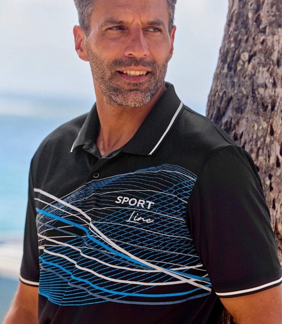 Man in zwart poloshirt met witte kraagrand en print van blauwe en witte lijnen op de borst.