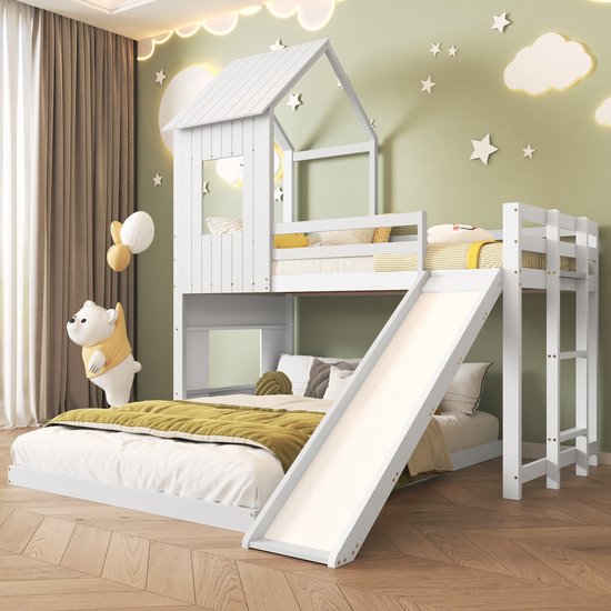 Wit multifunctioneel bed met glijbaan, huisje, ladder, twee bedden, met decoraties aan de muur.