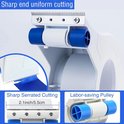 Close-up van de snijrand van de tape applicator met scherpe kartels. Een blauwe rol tape wordt door de dispenser getrokken.
