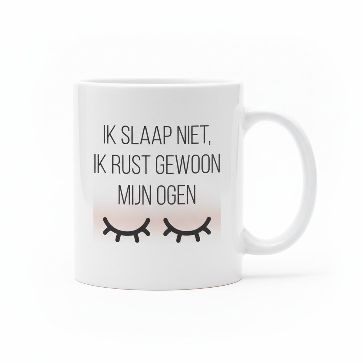 “Ik Slaap Niet, Ik Rust Gewoon Mijn Ogen” Grappige Nederlandse Tekst Mok – Humor Koffiemok 330 ml