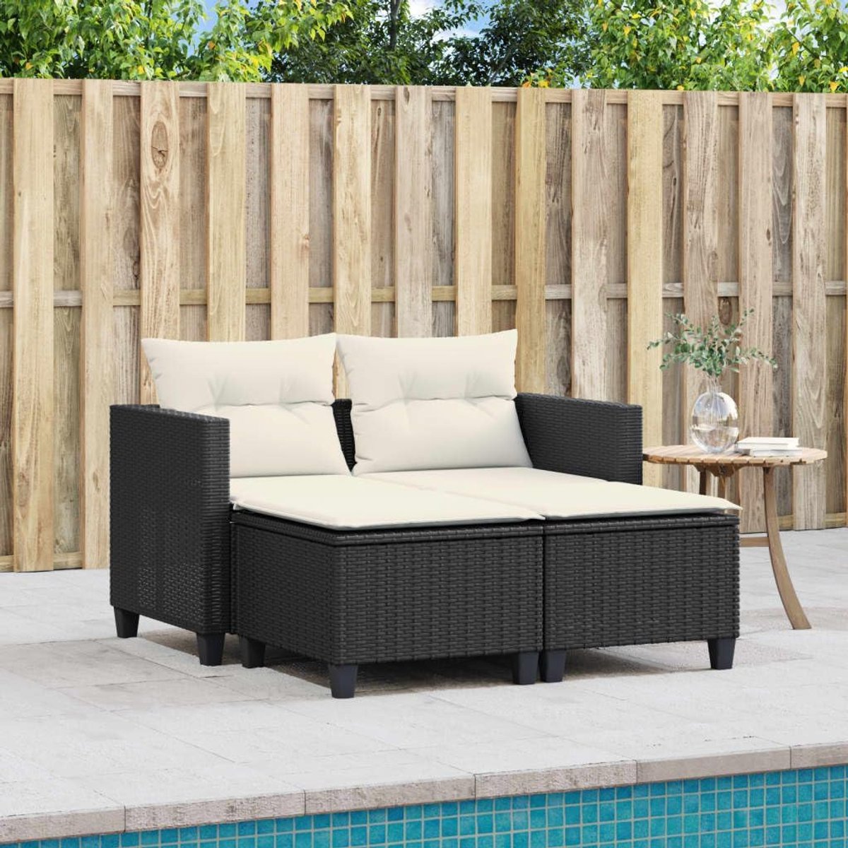 2-Zits Tuinbank met Voetenbankjes – Zwarte Poly Rattan Loungeset met Comfortabele Kussens – Weerbestendige Buitenbank voor Tuin, Balkon of Terras