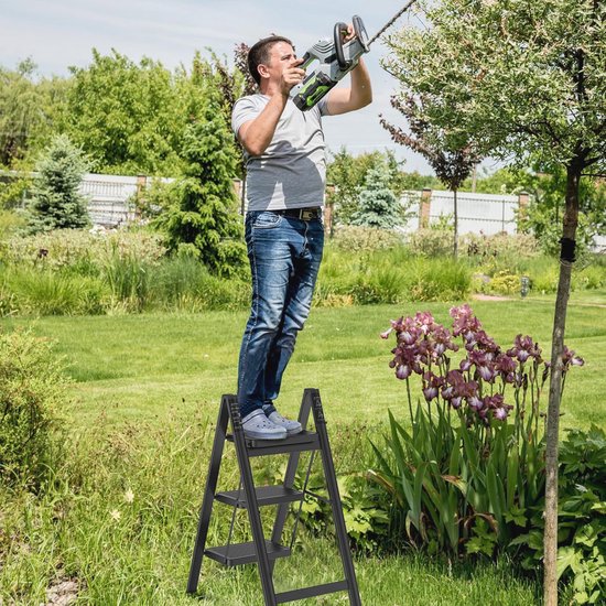 FIVMEN Trapladder, 2 treden, inklapbare ladder, vouwladder, trapladder, huishoudladder, opstapje met brede treeplank, 30 x 20 cm, tot 150 kg belastbaar, zwart wit