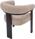 Achterkant van een beige bouclé stoel met gebogen rugleuning en zwarte poten.