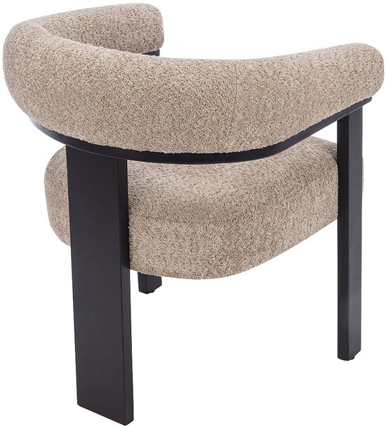 Achterkant van een beige bouclé stoel met gebogen rugleuning en zwarte poten.