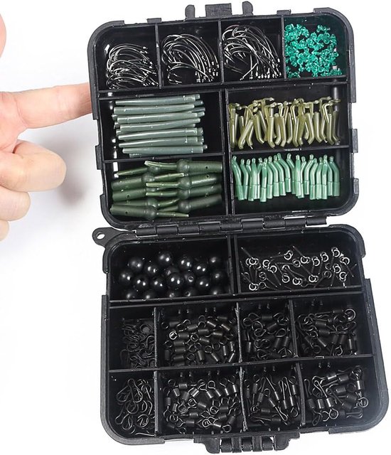 Een set met 420 visaccessoires, waaronder een opbergdoos, wartelringen, karabiners, haken en loodjes. van Merkloos — afbeelding 3