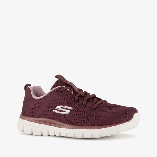 Zijaanzicht van een bordeauxrode sneaker met wit zool en zilverkleurig 'S'-logo.