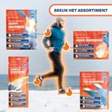 Man in sportkleding rent buiten in de sneeuw, met gloeiende vuur symbolen. Omringd door afbeeldingen van Bramble body, hand, inlegzool en teenwarmers.