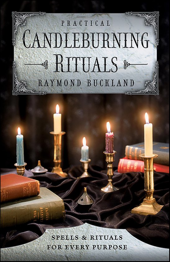 Boekomslag van 'Practical Candleburning Rituals' door Raymond Buckland, met brandende kaarsen, boeken en tekst.