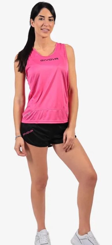 Model in een roze GIVOVA tanktop en zwarte GIVOVA shorts met roze logo's.