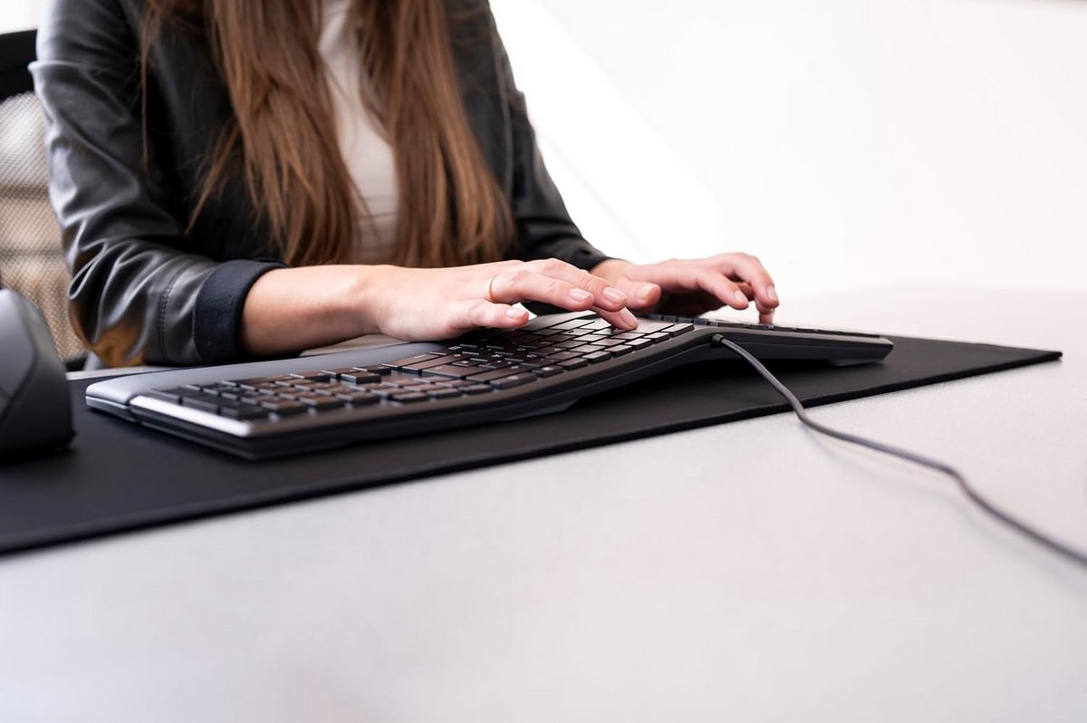 Ergonomisch Gebogen Toetsenbord met Memory Foam Polssteun - Bedraad QWERTY Lay-out