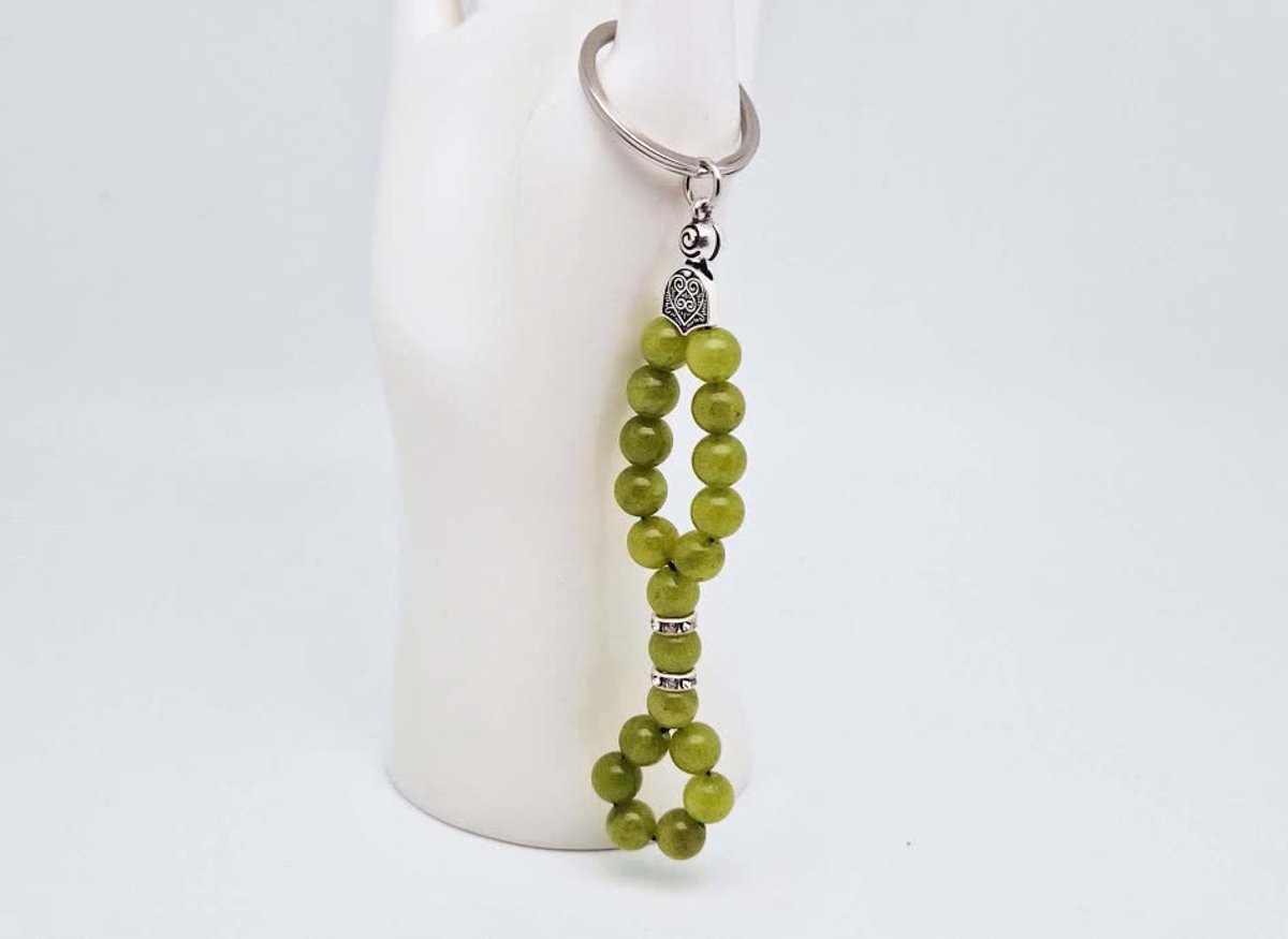 Handgemaakte Herinnering Sleutelhanger van natuursteen "Kraal Koreaanse Jade" en metaal - diameter kralen 8mm - Aantal stenen 19 - Een mooi cadeau-idee en een bijzonder aandenken