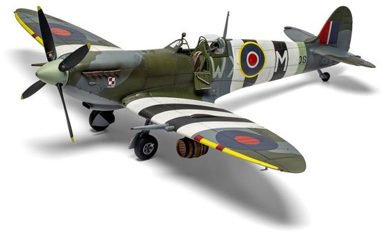 Kit de Avions Airfix - 17001A Supermarine Spitfire Mk.Ixc - Flying Dray - Avion de chasse britannique de la Seconde Guerre mondiale - Avec verre à bière en plastique exclusif - 1:24