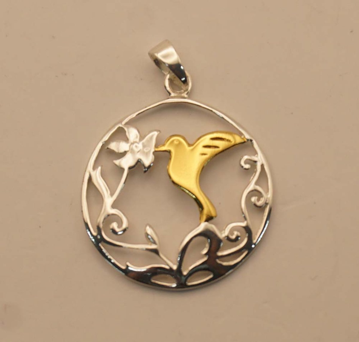 Sterling zilver hanger met 1 micron 18k goud vogel met bloem en sierwerk in het zilver - goud zilver hanger vogel met bloem - 925 zilver en 18K gouden hangertje van een vogeltje met bloempje in sierlijke rondje - vrouwelijke hangers