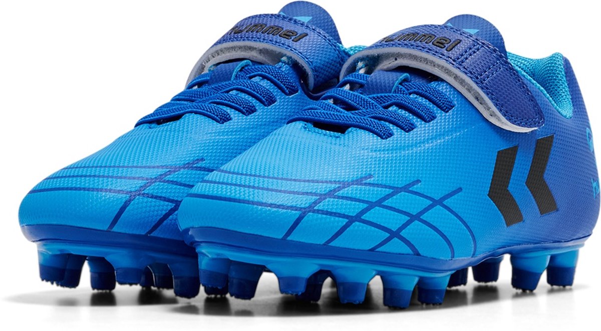 Hummel Kinder voetbal schoenen Top Star F.G. Jr 216568 in helder blauw met zwarte details en klittenbandsluiting.