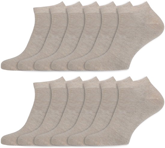 Twaalf beige enkelsokken, twee rijen van zes.