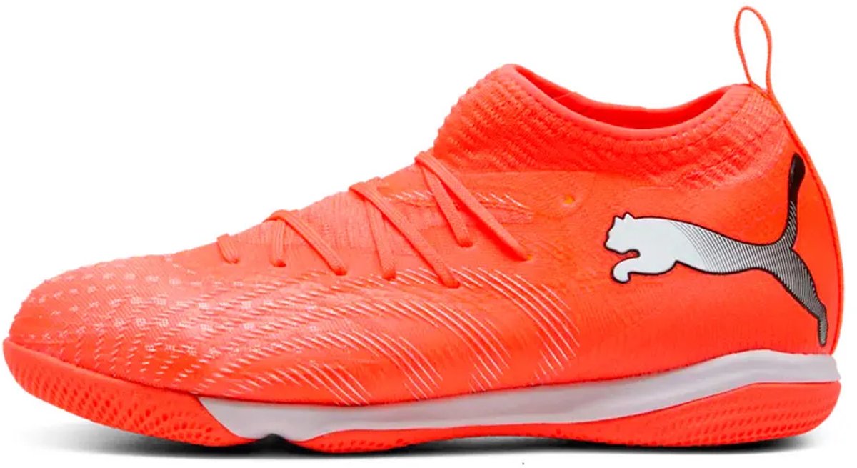 Puma FUTURE 9 MATCH+ mid zaalschoenen in feloranje, met een flexibele pasvorm en een iconische zwarte logo.
