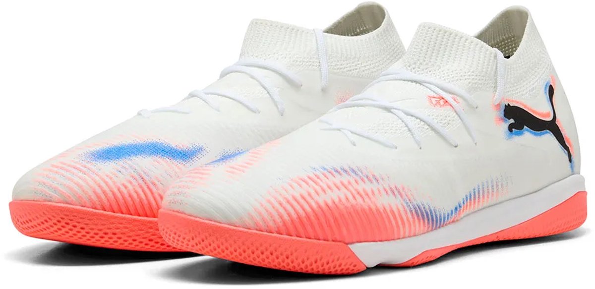 Witte Puma FUTURE 8 MATCH voetbalschoenen voor mannen, met lichtgewicht mesh bovenwerk en opvallende roze details.