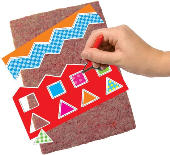 Hand figuur die met prikpen en geometrische stickers op rode en blauwe patronen werkt.