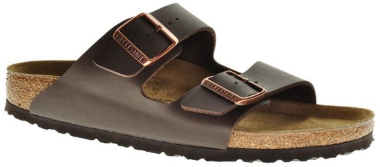 Bruine Birkenstock Arizona slippers met koperkleurige gespen, kurken voetbed en 'Birkenstock' logo.
