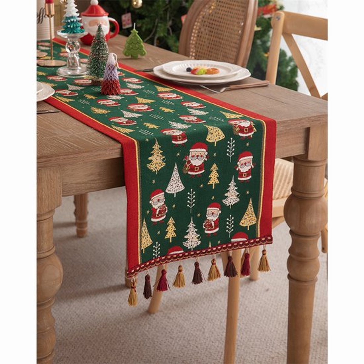 Tafelloper - Tafelkleed - Kersttafelloper - Groene achtergrond - Jacquard tafelloper - Patroon met Kerstman en kerstboom - Kwastjes aan beide uiteinden - Geschikt voor tuinfeesten, kerstversiering en andere gelegenheden - 120x35 cm - 1 stuk