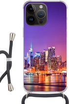 Geschikt voorApple Iphone 14 Pro - Crossbody Case - New York - Skyline - Paars - Siliconen - Crossbody - Backcover met Koord - Telefoonhoesje met koord - Hoesje met touw