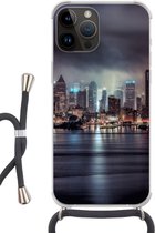 Geschikt voorApple Iphone 14 Pro Max - Crossbody Case - New York - Amerika - Skyline - Siliconen - Crossbody - Backcover met Koord - Telefoonhoesje met koord - Hoesje met touw
