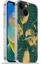 Geschikt voorApple Iphone 14 - Softcase hoesje - Bladeren - Goud - Groen - Siliconen Telefoonhoesje