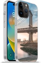 Geschikt voorApple Iphone 14 Pro Max hoesje - New York - Rivier - Bridge - Siliconen Telefoonhoesje
