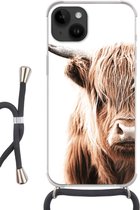 Geschikt voorApple Iphone 14 - Crossbody Case - Schotse hooglander - Koe - Dieren - Siliconen - Crossbody - Backcover met Koord - Telefoonhoesje met koord - Hoesje met touw